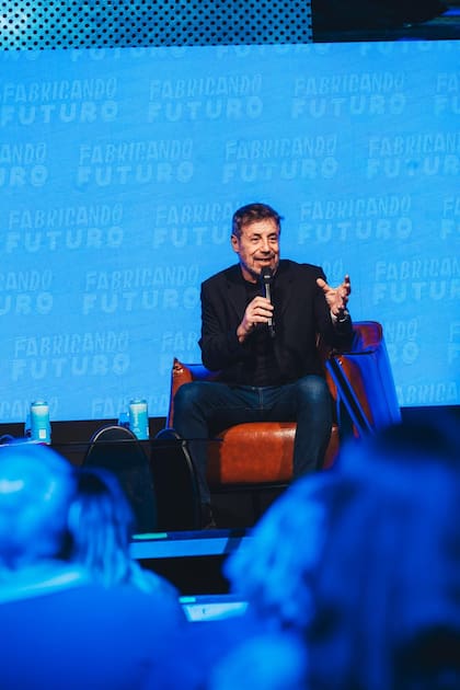 El empresario del calzado Ricky Sarkany en una entrevista ante referentes de la industria