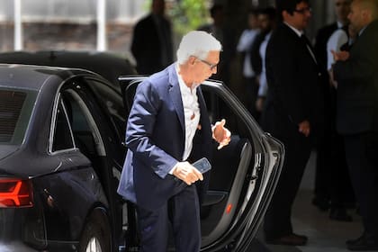 El empresario Eduardo Costantini al llegar a la reunión