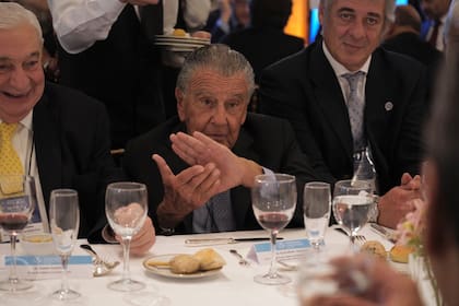 El empresario Eduardo Eurnekian aplaude una parte del discurso de Massa