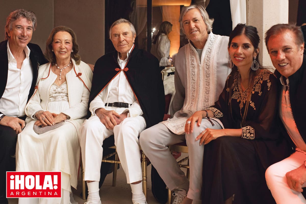 El empresario en una imagen familiar de febrero de 2018, durante la fiesta con la que su hijo Alejandro (escritor y poeta) celebró sus 60 años en Marruecos. A su derecha, Hebe, su mujer de toda la vida, y Pablo, uno de sus herederos. A su izquierda, el cumpleañero y su otro hijo, Alberto junior con su mujer, la colombiana Gina Vargas.