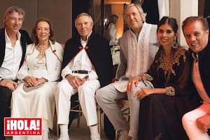 El empresario en una imagen familiar de febrero de 2018, durante la fiesta con la que su hijo Alejandro (escritor y poeta) celebró sus 60 años en Marruecos. A su derecha, Hebe, su mujer de toda la vida, y Pablo, uno de sus herederos. A su izquierda, el cumpleañero y su otro hijo, Alberto junior con su mujer, la colombiana Gina Vargas.