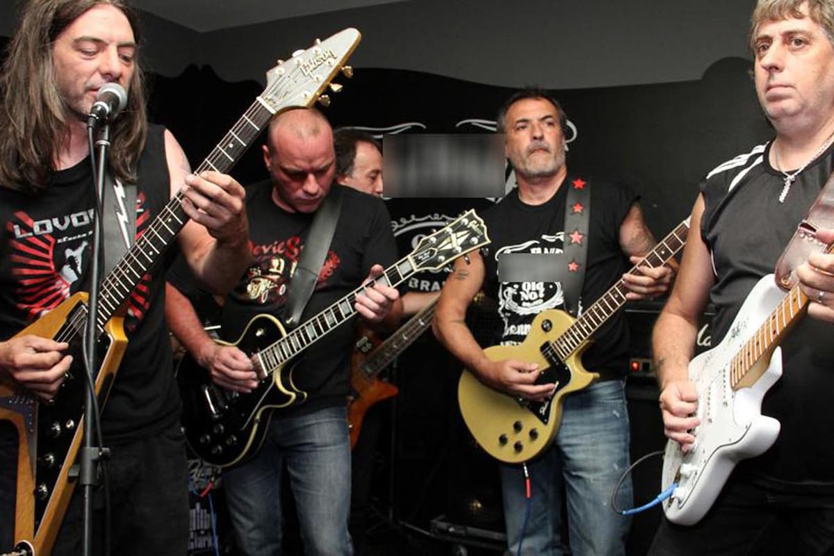 El empresario es amante de las motos y del rock; en la foto, en un tributo a Pappo en Punta del Este en enero de 2012