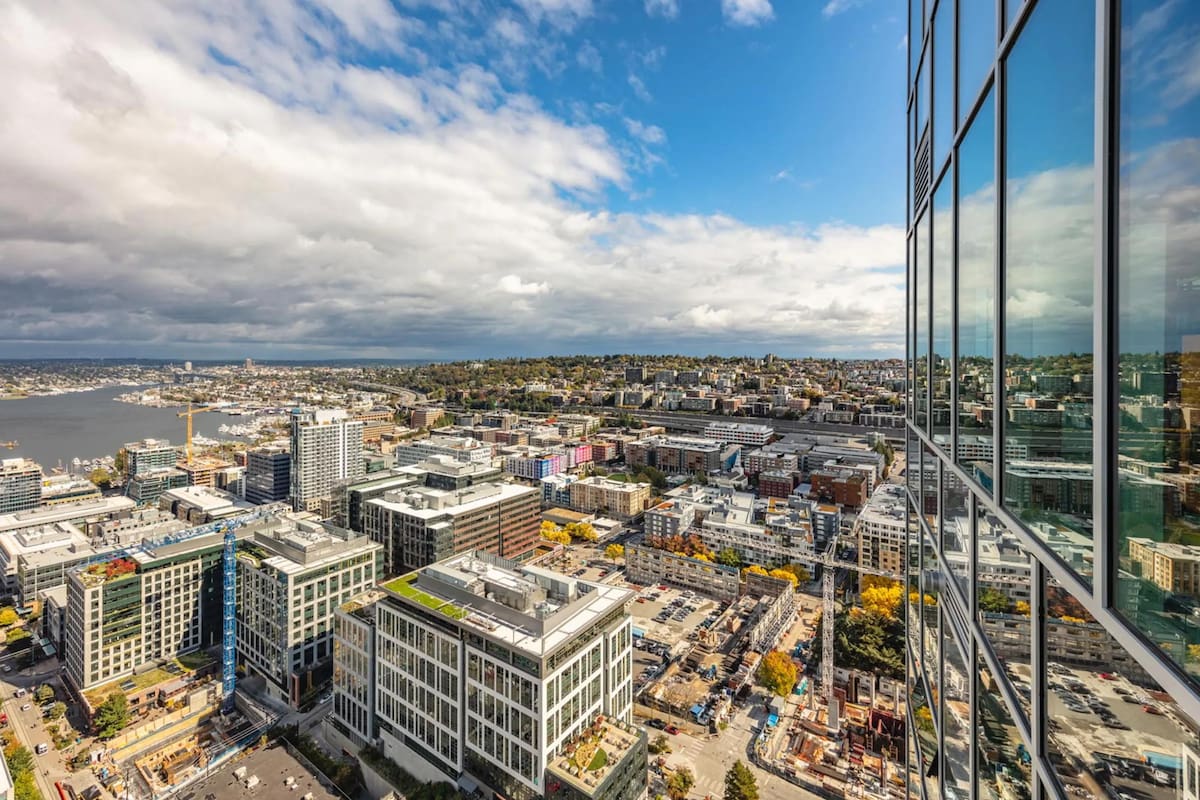 El empresario español adquirió una lujosa propiedad en Seattle