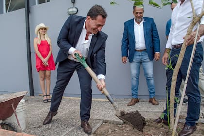 El empresario Fernando Riccomi, CEO de Ceibos, planta simbólicamente un ceibo en Córdoba, donde el equipo será local