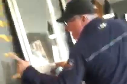 El empresario gastronómico de Pinamar Guillermo Cinque fue grabado mientras amenazaba a una empleada. Es el dueño del restaurante Fuegos