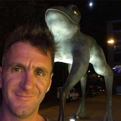 El empresario gastronómico Luciano Franchetti se encontraba comprando en el drugstore de una YPF cuando se produjo el asalto. Uno de los disparos efectuados por el policía impactó en su abdomen. En tanto, el ladrón murió.