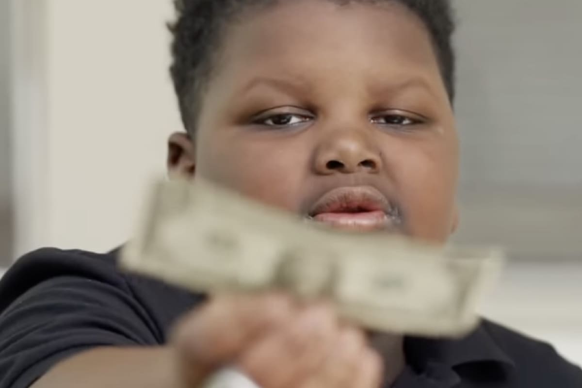 El empresario había salido rápidamente de su casa por la mañana después de escuchar una alarma de incendio