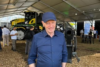 Tiene 78 años y creó el primer robot agrícola autónomo y eléctrico del país