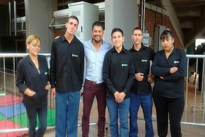 El empresario Jorge Borge (centro) abraza, a su derecha, a su Alexis Russo, en tiempos en los que lo unía una relación laboral que duró más de cuatro años