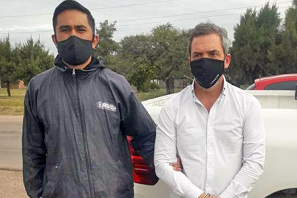 El empresario José Demicheli (de camisa) quedó detenido en el marco de la causa. Su empresa niega responsabilidades en el caso donde está denunciada otra firma por el faltante de 3500 vacunos. Foto: Policía de Santiago del Estero