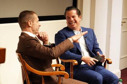 El empresario Matt Higgins (derecha) comparte su visión sobre el futuro de las herramientas generadoras de inteligencia artificial