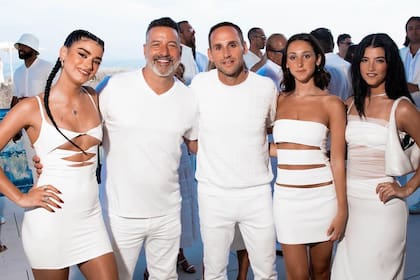 El empresario Michael Rubin (centro) reunió a destacadas personalidades en su tradicional fiesta del Cuatro de Julio