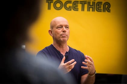 El empresario naturalizado Steve Hilton, de origen inglés-húngaro, se declara "proinmigración" pero exige que sea "legal y ordenada"