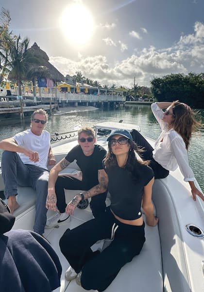 El empresario Rande Gerber y la supermodelo Cindy Crawford disfrutan de un paseo en barco junto a sus hijos, Presley y Kaia, en abril de 2025