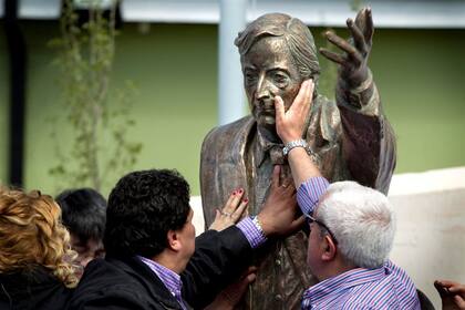 El empresario Rudy Ulloa (de negro) inauguró una estatua de Néstor Kirchner en Río Gallegos