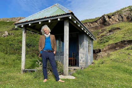 El empresario se mudó a la isla que compró en los años 80. Lo acompañan dos de sus cuatro hijos quienes también son activistas