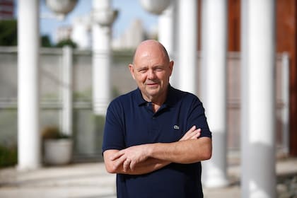 El empresario teatral Carlos Rottemberg en plena temporada en Mar del Plata