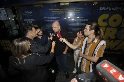 El empresario teatral Carlos Rottemberg habló con los medios apostados en el Teatro Maipo