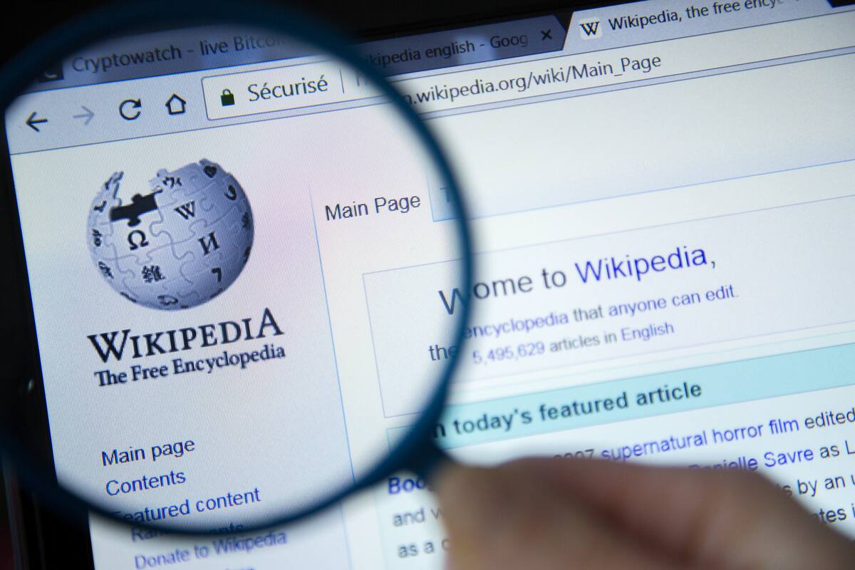 El empuje de los bots para entrenar a la IA reduce el tráfico humano a las páginas de Wikipedia un 8%