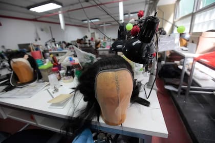 El en taller de Peluquería y caracterización se construyen las pelucas que utilizan los actores en sus obras.