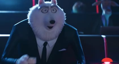 El encantador Buster se enfrenta a un nuevo conflicto cuando tiene que conseguir que una legendaria estrella de rock retirada se una a su show; Sing 2 ya está disponible en Netflix