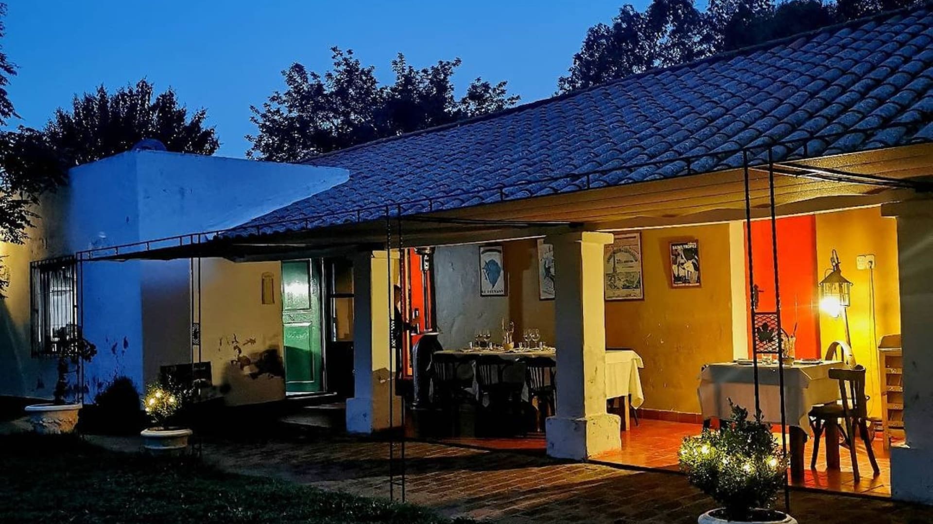 El encantador exterior de "La Torgnole", el restaurante de Martín Altamirano en Córdoba