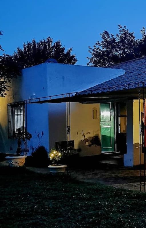 El encantador exterior de "La Torgnole", el restaurante de Martín Altamirano en Córdoba