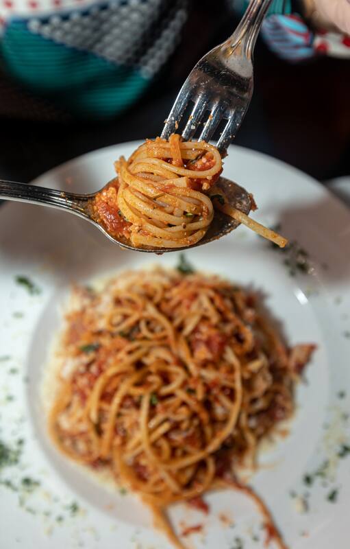 El encanto de Café Prima Pasta es una mezcla de talento en la cocina, servicio ágil y familiar y una ambientación cálida y elegante.