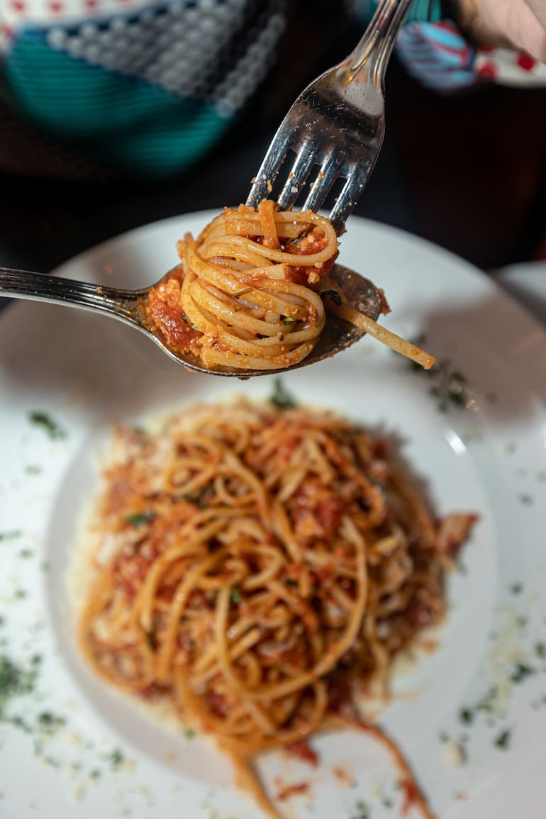 El encanto de Café Prima Pasta es una mezcla de talento en la cocina, servicio ágil y familiar y una ambientación cálida y elegante.