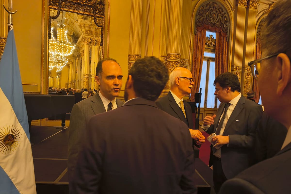 El encargado de Negocios de Brasil en el país, Eduardo Uziel, durante la celebración del 204 aniversario de la independencia de ese país en el teatro Colón