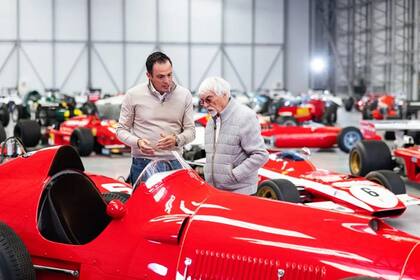 El encargado de ubicar los diferentes vehículos de la colección será el comerciante de autos deportivos y clásicos Tom Hartley Jr