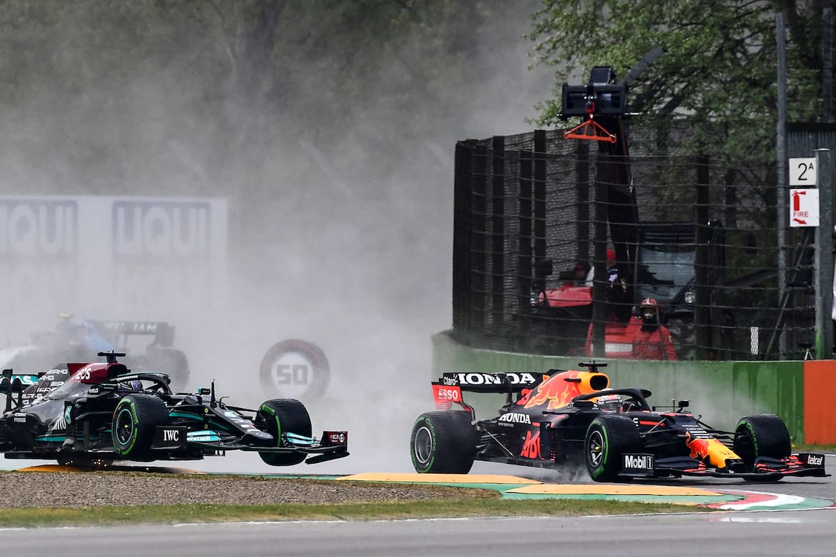 El encontronazo del año pasado en Imola entre Lewis Hamilton y Max Verstappen, el primero de varios entre ambos en la temporada; el neerlandés ganó ese domingo, y más tarde, el campeonato.