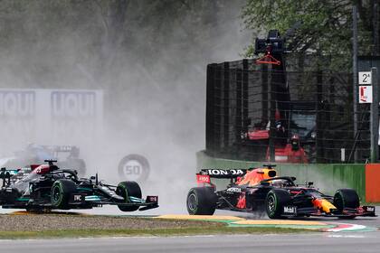 El encontronazo del año pasado en Imola entre Lewis Hamilton y Max Verstappen, el primero de varios entre ambos en la temporada; el neerlandés ganó ese domingo, y más tarde, el campeonato.