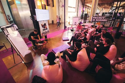 El encuentro contó con aproximadamente 300 side events, que incluyen desde hacker houses hasta eventos en embajadas, y la presencia de referentes del ecosistema
