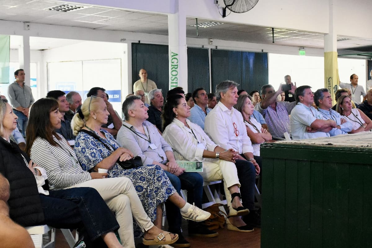 El encuentro contó con la presencia y el acompañamiento del intendente de Saladillo, José Luis Salomón; el presidente de la Sociedad Rural de Saladillo, Ignacio Bustingorri; el vicepresidente de la Sociedad Rural Argentina, Marcos Pereda, y de Alberto Larrañaga, presidente del Consejo Asesor del Plan Maestro del Río Salado, entre otras personalidades