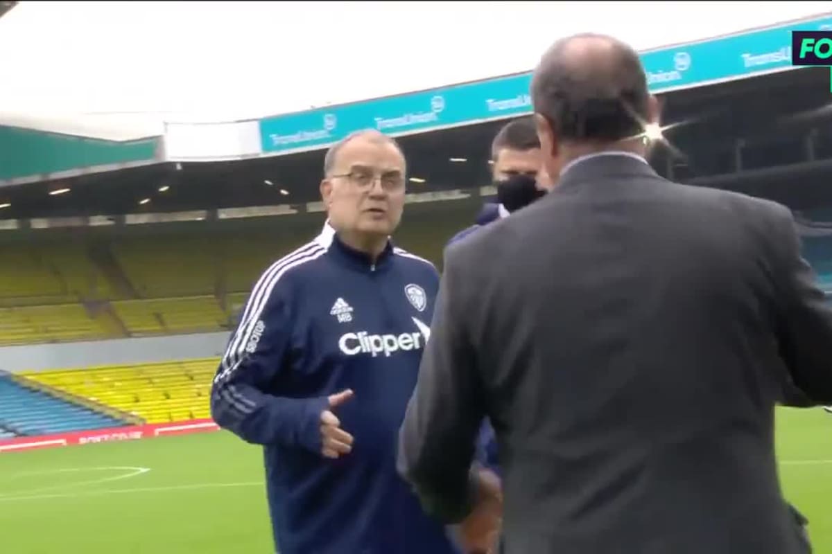 El encuentro cordial entre los entrenadores Marcelo Bielsa y Rafa Benítez, bajo la lluvia, tras el empate 2-2 entre Leeds y Everton