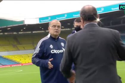 El encuentro cordial entre los entrenadores Marcelo Bielsa y Rafa Benítez, bajo la lluvia, tras el empate 2-2 entre Leeds y Everton