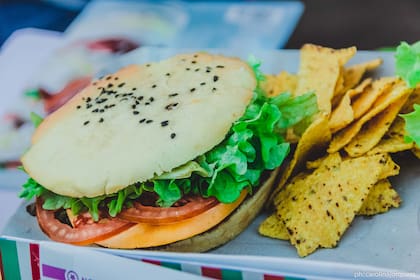 El encuentro cuenta con el apoyo del Gobierno de la Ciudad y se estructura en tres espacios: un patio gastronómico con más de 50 stands para comer y puestos para comprar y llevar