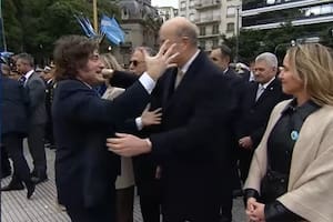 El fuerte abrazo de Milei a Sturzenegger en el acto por San Martín