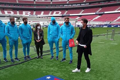 El encuentro entre Simeone y los Pumas 7s en el estadio de Atlético de Madrid.
