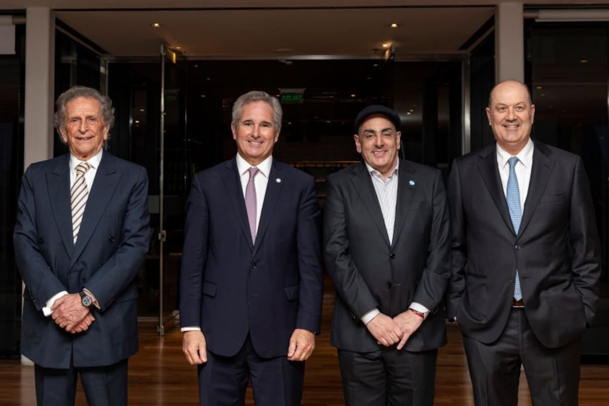 El encuentro estuvo encabezado por el Secretario de Cultura de la Nación, Leonardo Cifelli, y contó con la presencia del economista y escritor Alberto Benegas Lynch (h) y los ministros de Desregulación y Transformación del Estado, Federico Sturzenegger, y de Relaciones Exteriores, Pablo Quirno