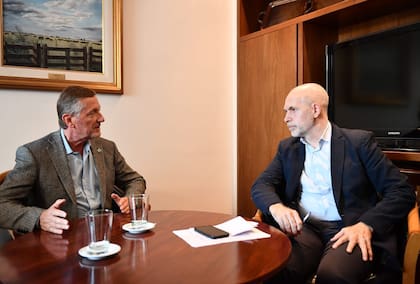 El encuentro se dio en el marco del diálogo con precandidatos