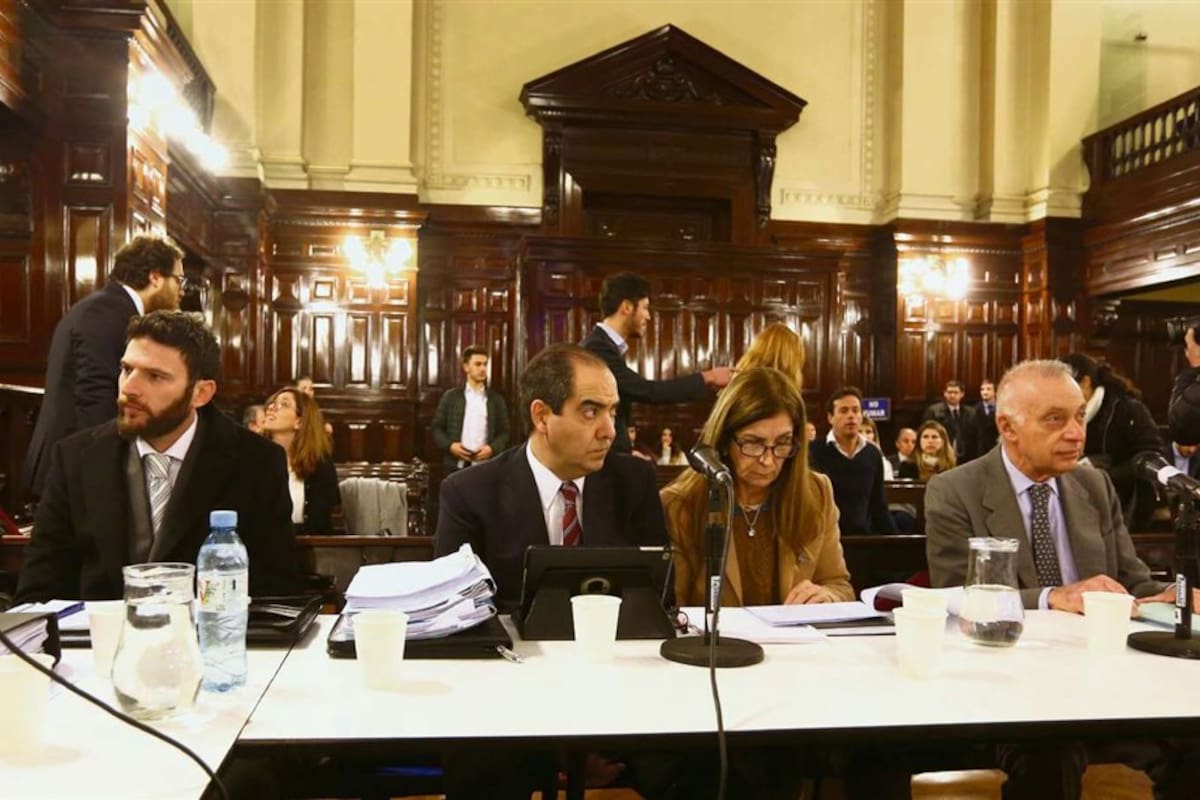 El endoscopista Diego Bialolenkier (izquierda) y la anestesióloga, Nélida Inés Puente (centro), junto a sus abogados, ayer en el comienzo del juicio