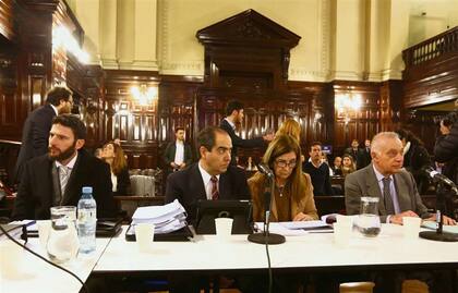 El endoscopista Diego Bialolenkier (izquierda) y la anestesióloga Nélida Puente durante el juicio