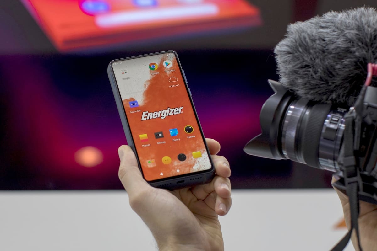 El Energizer P18K Pop es un smartphone que tiene una batería que dura una semana, pero es mucho más grueso que un equipo normal