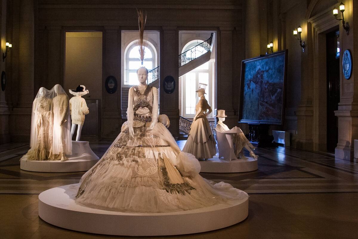 El enfant terrible de la moda presenta en el CCK trajes nupciales que reivindican el matrimonio entre personas del mismo sexo