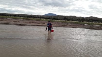 El enfermero Genaro Cardozo, del hospital de Angastaco, Salta, en una de las salidas a vacunar en abril contra la gripe a mayores de 65 durante la pandemia de Covid-19