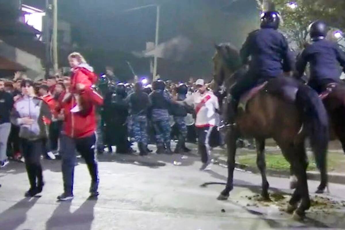 El enfrentamiento de los hinchas de River con la policía