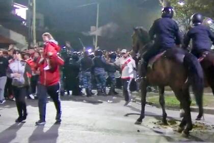 El enfrentamiento de los hinchas de River con la policía