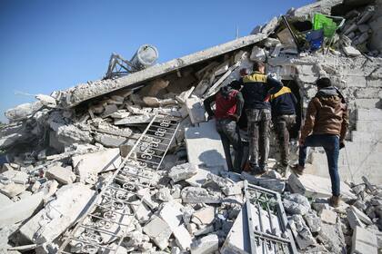 El enfrentamiento en ese epicentro del conflicto produjo un desplazamiento masivo de civiles que buscaban nuevos lugares para refugiarse en zonas más al norte, cerca de la frontera con Turquía.